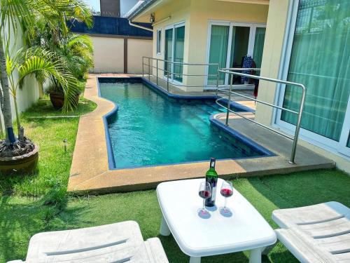 Pratumnak Hill Casa | 2 BR villa with private swimming pool and jacuzzi 350m from beach