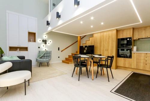 Palace District Apartamento | 2 BR w AC Extravagant Gallery Loft by NeWave Apartments