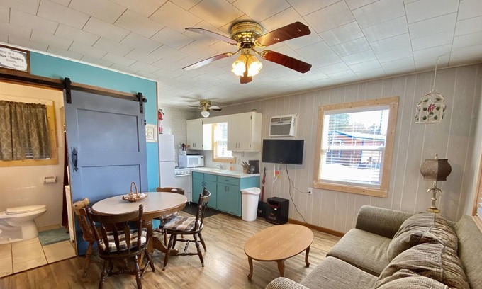 Diamond City Cabaña | 2 Brdm House at Diamond City Lakeside Resort. Perfect for Family and Friends!