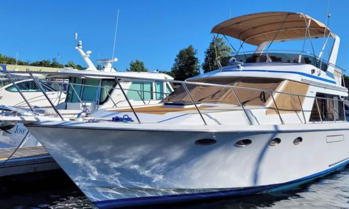 Bay Harbor Alquiler De Eote | 2 Cabin Classic Yacht in Petoskey's Bay Harbor