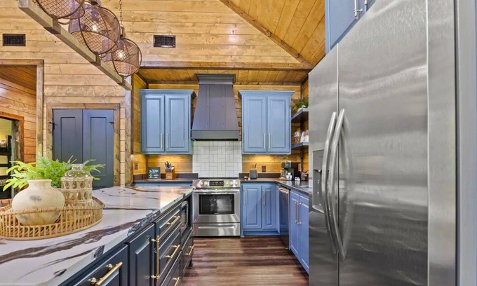 Broken Bow Cabina | 2 Cabins w/Pickleball, Heated & Chilled Pools