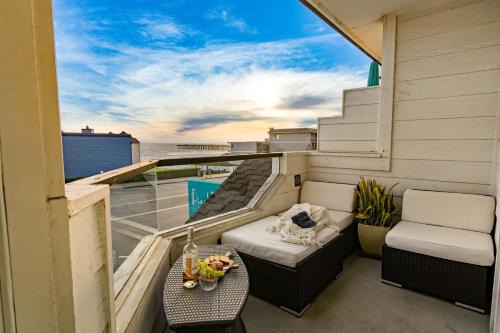 Cayucos Casa | 2 Cayucan Bungalows Steps to Beach Shared Lounge Sleeps 12