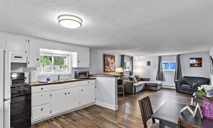 North Star Cabaña | #2 Charming Midtown Bungalow / Fire-Pit + BBQ