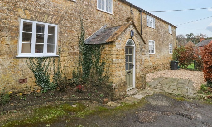 Broadwindsor Cabaña | 2 CHURCH PATH, pet friendly, with open fire in Broadwindsor