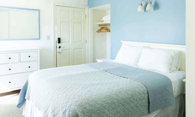 Newport Hotel | #2 | Comfy Room w/ Queen-bed