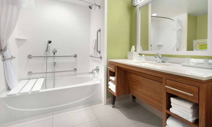 Milwaukee Apartamento | 2 Connecting Suites at a Hotel