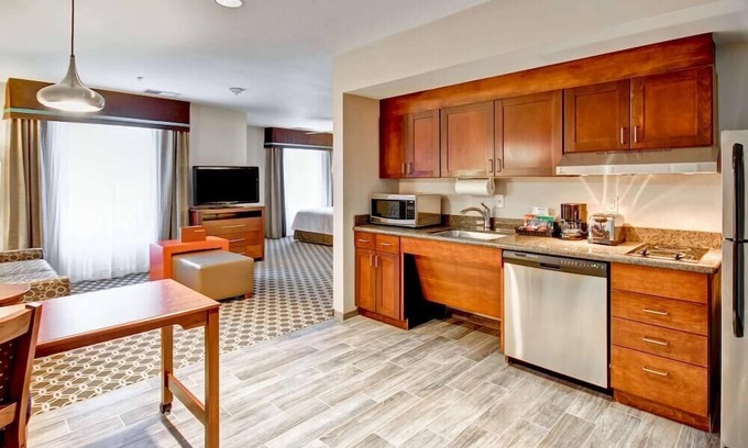 Greeley Apartamento | 2 Connecting Suites at a Hotel