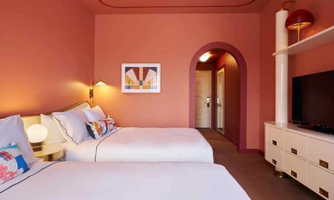 East Market District Casa | 2 Convenient Double Queen Room Near Speed Art Museum! Pets Allowed!