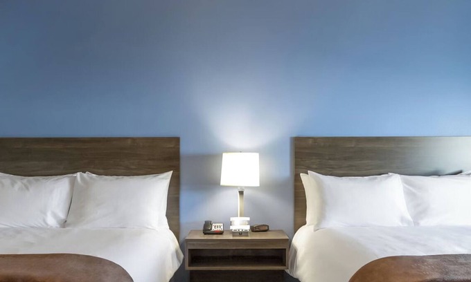 Mitchell Hotel | 2 Convenient Rooms Near Iconic Corn Palace with Full Kitchen – Pet Friendly!