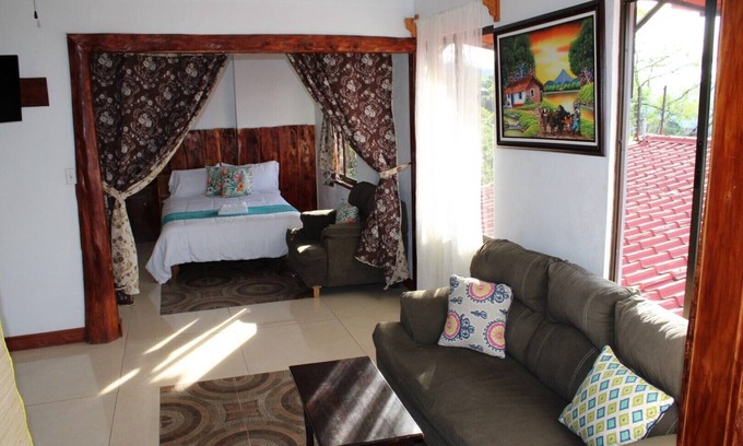 San Isidro Cama Y Desayuno | 2 Double beds, kitchen and Living room 20 min Alajuela airport. Best views!