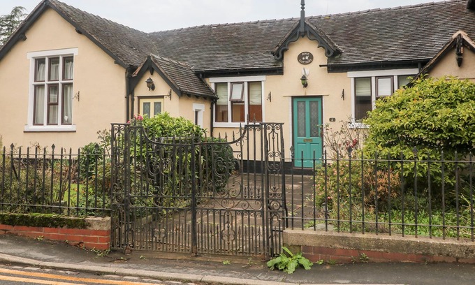 Rocester Cabaña | 2 DOVE COTTAGE, family friendly, with a garden in Rocester