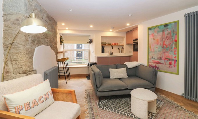 Gattonside Cabaña | 2 EAST PORT, pet friendly, with a garden in Melrose