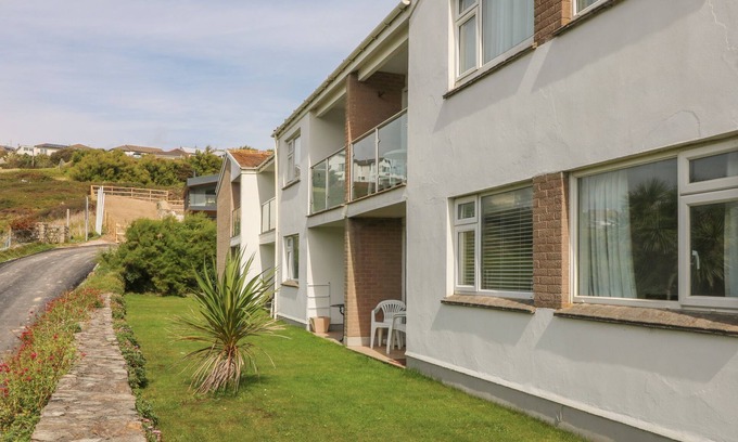 Mawgan Porth Cabaña | 2 EUROPA COURT, pet friendly, country holiday cottage in Mawgan Porth
