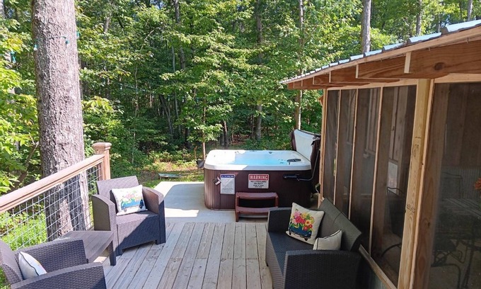 Rising Fawn Cabina | 2 Family Cabins - Hot Tub - Fire Pits - Screened in Porches - 2 miles to Cloudland Canyon Park