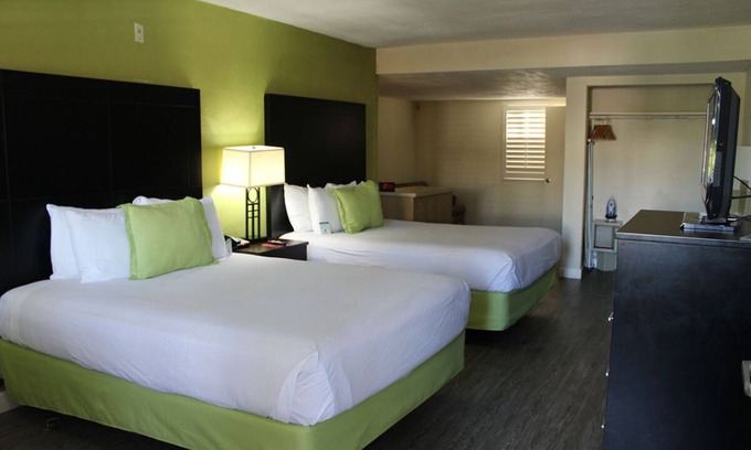 Old Town Hotel | 2 Family-friendly Units w/ FREE Breakfast! Explore Maritime Museum of San Diego!