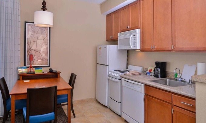 Thousand Oaks Casa | 2 Family-friendly Units with Kitchens! Pets Allowed! Outdoor Swimming Pool!