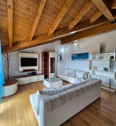 Cadrezzate Casa | 2' from Lake Monate 5' from Euratom, Wi-Fi