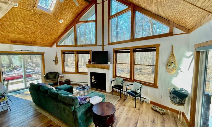 Locust Lake Village Chalet De Esquí | 2 Full Baths, Fireplace, Steps to Lake, In Woods
