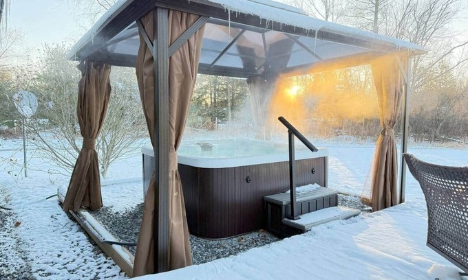 Hudson Casa | 2 FUN Apt w/2 Private Hot Tubs | 4BR, 2BA