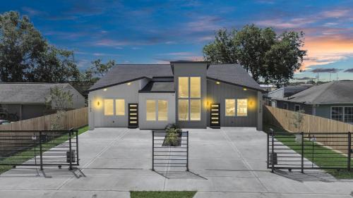 Southeast Houston Casa | 2 Homes Sleeps 18 Near Downtown Fully Gated with Parking