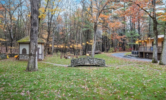 Hawley Cabina | 2 Houses, 22+Guests, 2 Hot Tubs, Renovated, Groups & Events Welcome, Firepit