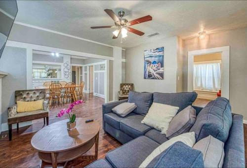 Tower District Apartamento | 2 King Beds! Fantastic Stylish Bungalow home!