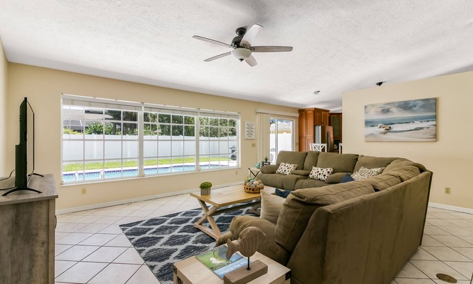 Vero Beach South Casa | 2 King Beds, Heated Pool, Private neighborhood,10 min to Beach,5 min to Downtown