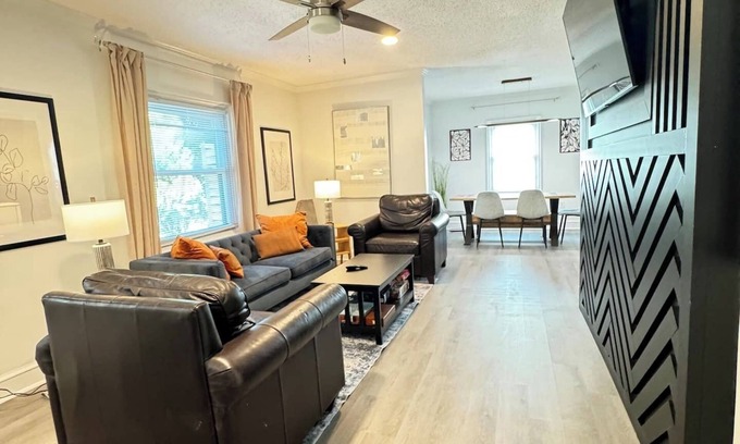 Charlotte Casa | 8 Min|Bank of America|Spectrum|Dogs|Fenced Yard