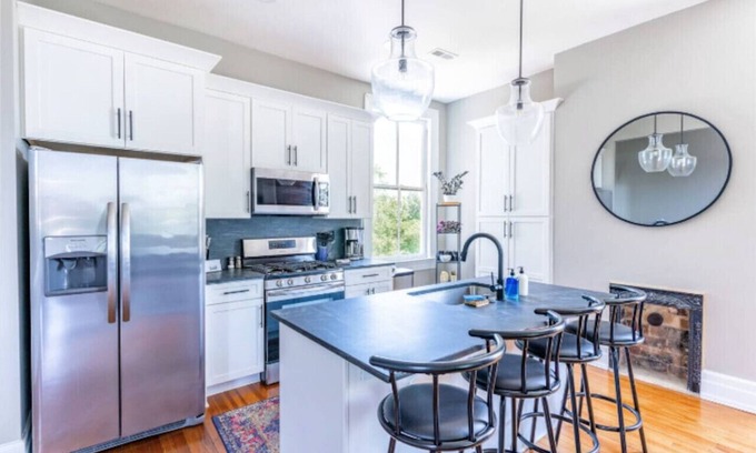 Court House Hill Casa | 2 King Beds - Pool Table, Heart of Downtown LYH