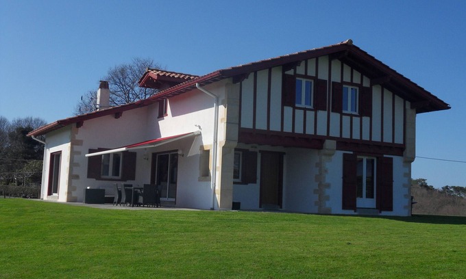 Bidart Villa | A 2 km de las playas de Guéthary, villa 10 personas, gran jardín, vistas a la montaña.