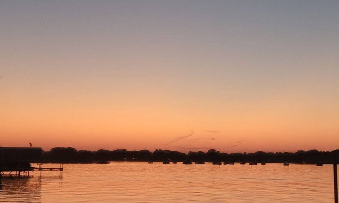 Waconia Casa | 2 Lake Waconia Homes/sleeps 17/fireplaces/dogs ok/enjoy Autumn at the lake.