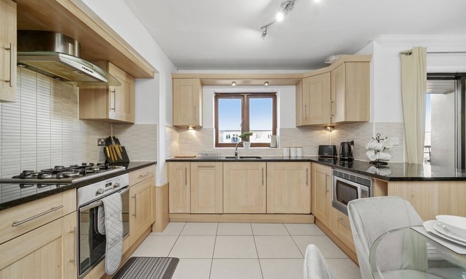 Newport Pagnell Condominio | (2) Laxfield Drive - 3 bed, 2 Bath Apartment