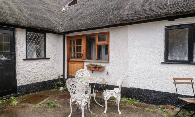 Stogursey Casa | 2 LIME STREET, pet friendly, character holiday cottage in Stogursey