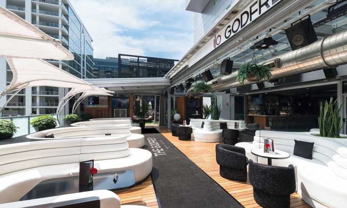 Near North Side Hotel | 2 Luxury Queen with Rooftop Lounge & City Views Near Attractions