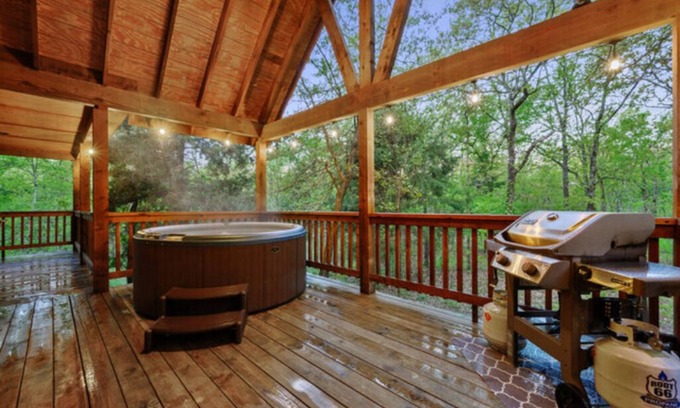 Ringold Cabina | 2 Master Suites, hot tub, fireplace, back deck, wrap around porch, secluded