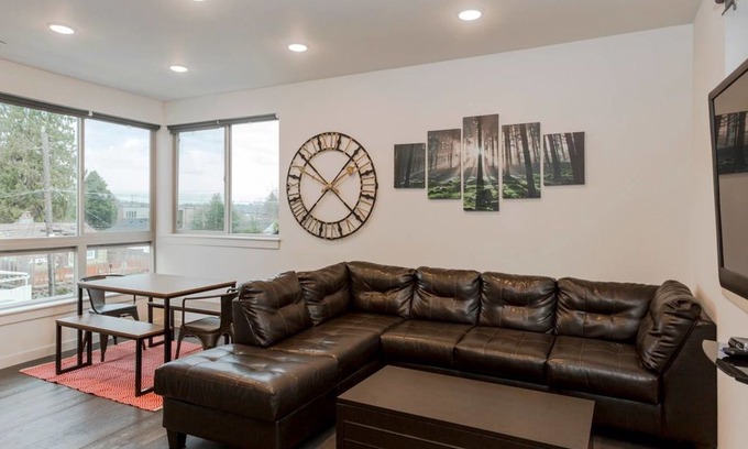 Lawton Park Casa | 2 Masters BR Ultra Modern Seattle Condo! Sleeps 8!