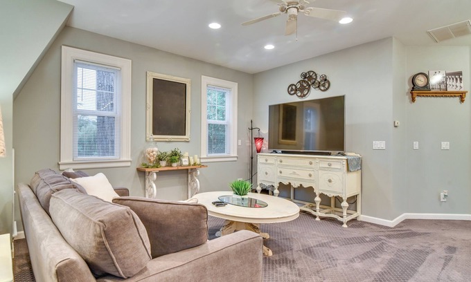Oak Grove Casa | 2 Mi to Bay Park: Charming Milwaukie Getaway