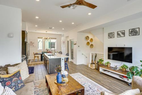 Central San Pedro Casa | 2 Mi to Beach Luxe LA-Area Townhome with Balcony