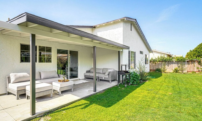 Via Marina Casa | 2 Mi to Beach: Pet-Friendly Oxnard Home w/ Yard