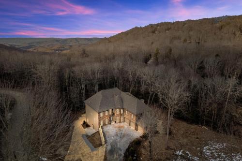 Charter Hills Casa | 2 Mi to Beech Mtn Resort! 8,000-Sq-Ft Luxe Escape