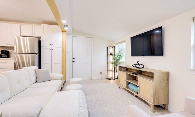 Canyon Lake Cabaña | 2 Mi to Canyon Lake: Cottage w/ Fire Pit & Grill