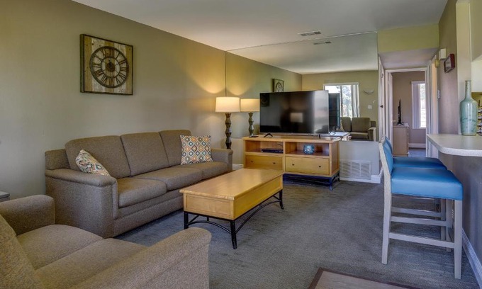 Indio Apartamento | 2 Mi to Coachella and Stagecoach Condo with Pool
