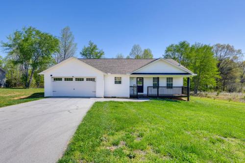 White Pine Casa | 2 Mi to Douglas Lake, Boat Ramp White Pine Home!