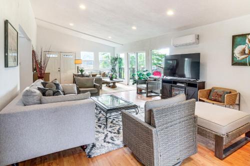 Coos Bay Casa | 2 Mi to Downtown Coos Bay Home with Deck, Fire Pits