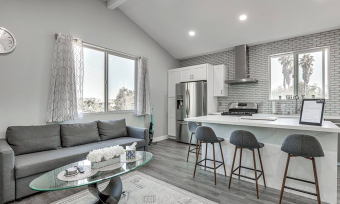 Escondido Apartamento | 2 Mi to Downtown Escondido: Apt w/ Balconies