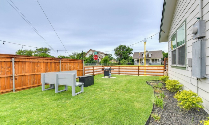 East Riverside Apartamento | 2 Mi to Dtwn: Chic Waco Studio w/ Fire Pit!