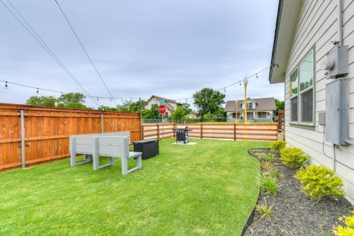 East Riverside Apartamento | 2 Mi to Dtwn Chic Waco Studio with Fire Pit!