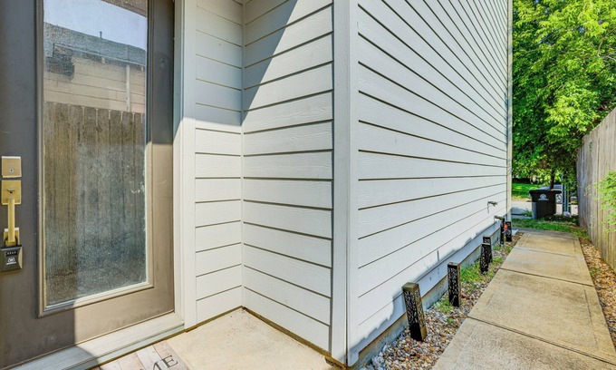 Northside Cabaña | 2 Mi to Dtwn: Modern Houston Home w/ Private Patio
