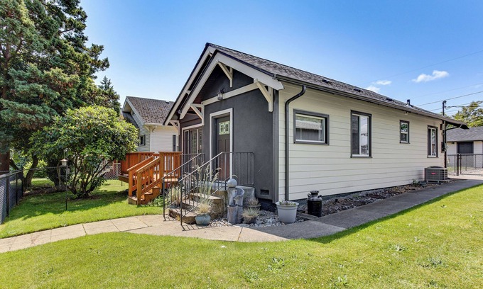 Hilltop Casa | 2 Mi to Dtwn Tacoma: Charming Home w/ Deck & Yard!