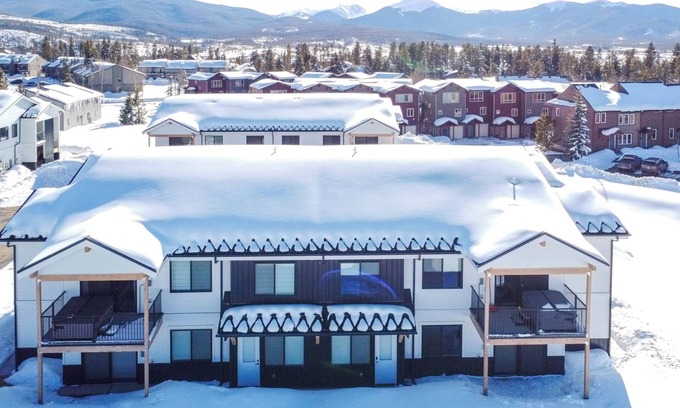 Fraser Condominio | 2 Mi to Fraser Tubing Hill: Condo w/ Fireplace!